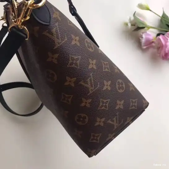 Louis TOTE Vuitton V MM 0421